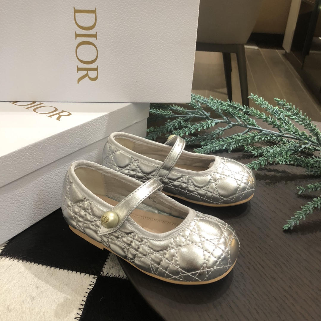 Children's shoes child